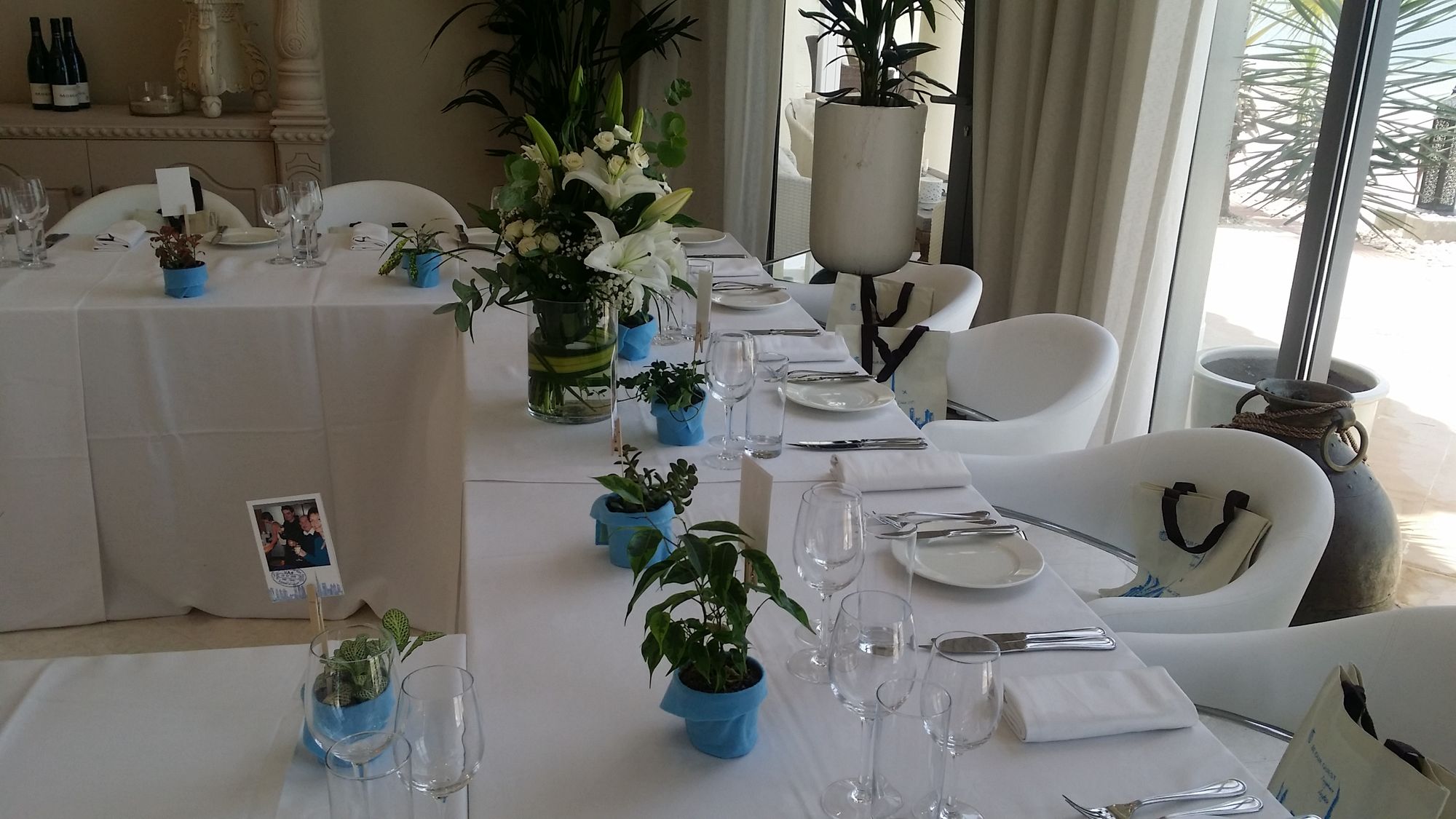 A bright wedding table with lilies.
